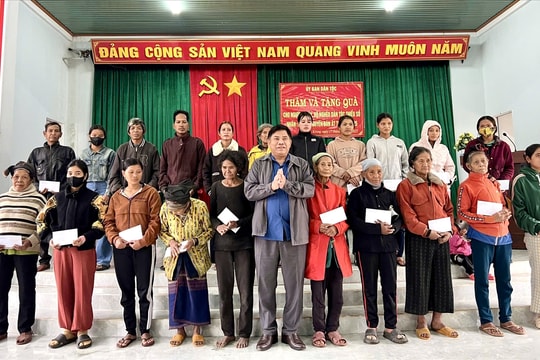 Thứ trưởng, Phó Chủ nhiệm UBDT Y Thông thăm, tặng quà Tết Người có uy tín, hộ nghèo tại Gia Lai