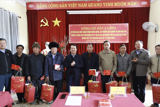 Bộ trưởng, Chủ nhiệm Ủy ban Dân tộc Hầu A Lềnh thăm, chúc Tết Người có uy tín, hộ nghèo DTTS tại thị xã Sa Pa, tỉnh Lào Cai