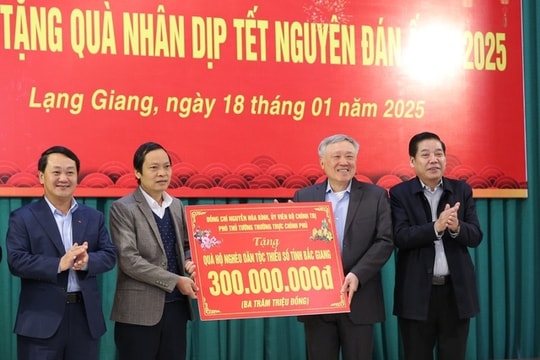 Phó Thủ tướng Thường trực Nguyễn Hòa Bình thăm, tặng quà Tết tại tỉnh Bắc Giang