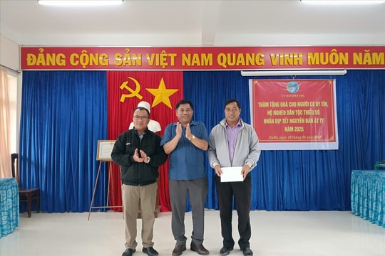 Thứ trưởng, Phó Chủ nhiệm UBDT Y Thông đến thăm và tặng  quà Tết đồng bào DTTS tại tỉnh Phú Yên