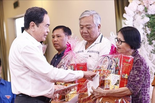 Chủ tịch Quốc hội thăm, tặng quà Tết đồng bào, chiến sĩ thành phố Cần Thơ