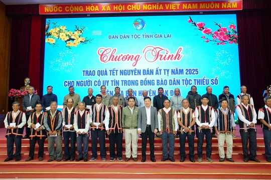 Ban Dân tộc tỉnh Gia Lai: Gặp mặt, trao quà Tết cho Người có uy tín trong đồng bào DTTS