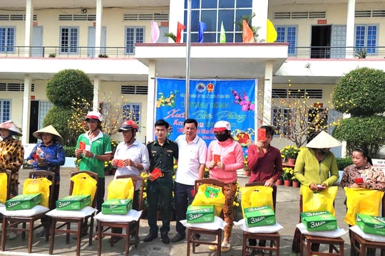 Kiên Giang: Ấm áp những  phần quà cuối năm đến với đồng bào khu vực biên giới