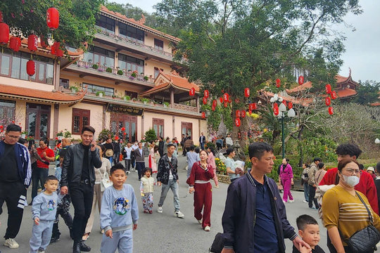 Quảng Ninh: Gần 970 nghìn lượt khách trong dịp Tết Nguyên đán Ất Tỵ