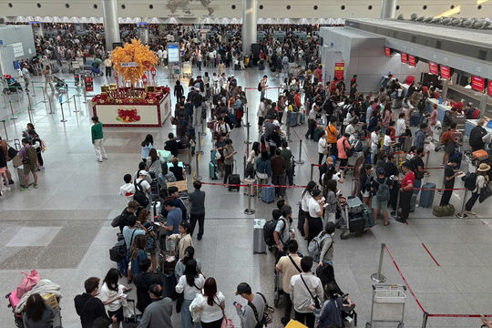 Ngày mùng 5 Tết Sân bay Tân Sơn Nhất đón lượng khách kỷ lục