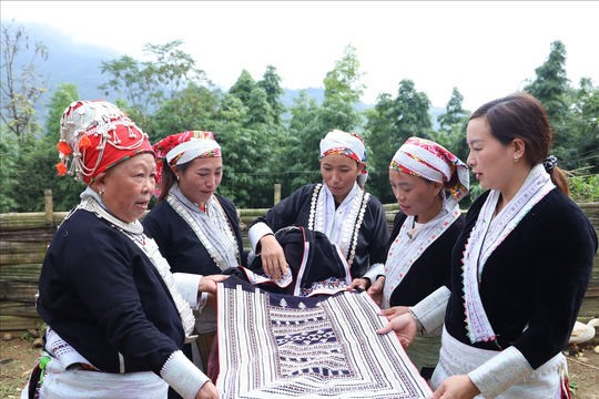 Nghệ nhân dân gian Tẩn Tả Mẩy: Gìn giữ nghề thêu hoa văn trên trang phục của người Dao