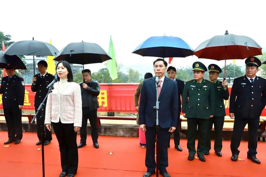 Lễ thông quan xuất nhập cảnh dành cho du khách và cư dân biên giới qua cặp cửa khẩu Hoành Mô - Động Trung