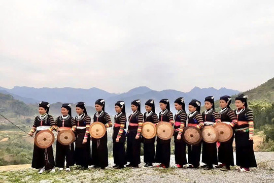 Những nét văn hóa độc đáo trong nữ phục của người Lô Lô đen
