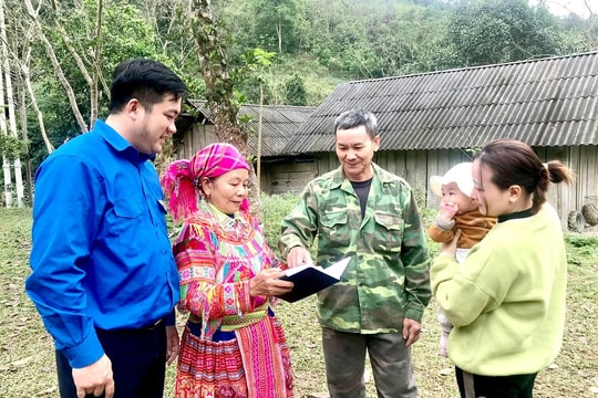 Bí thư Giàng Thị Chía vận động đồng bào Mông sống tốt đời đẹp đạo