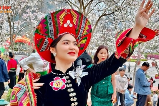 Tưng bừng Lễ hội hoa Ban thành phố Sơn La