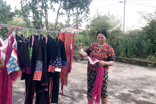 Phơi trang phục truyền thống - Phong tục riêng có của người Dao Thanh Y