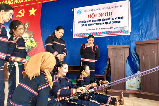 Chư Pưh (Gia Lai): Hỗ trợ kỹ thuật cho mô hình dệt thổ cẩm của đồng bào Gia Rai