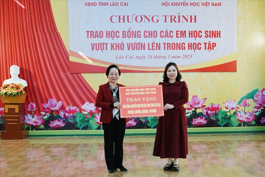 Trao 200 xuất quà cho học sinh nghèo vượt khó ở Lào Cai