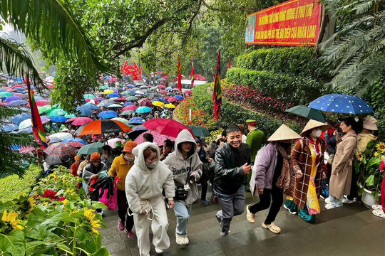 Chưa đến ngày chính Giỗ Tổ, nhưng hàng vạn người dân đã về Đền Hùng Phú Thọ dâng hương