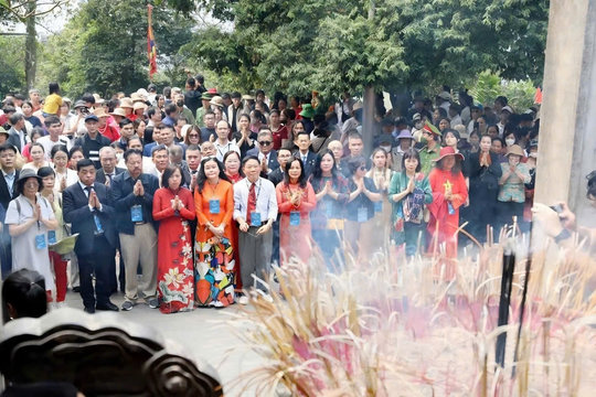 Đoàn kiều bào dâng hương Giỗ Tổ Hùng Vương