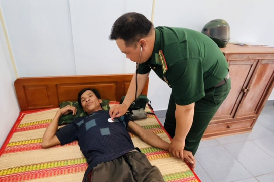Kịp thời cứu vớt 3 ngư dân gặp nạn trên vùng biển tỉnh Bến Tre