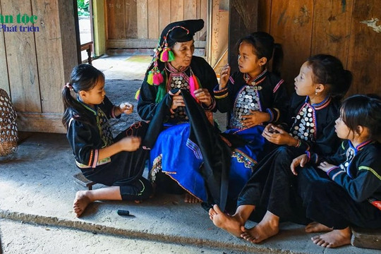 Lễ cúng bản của Dân tộc Si La