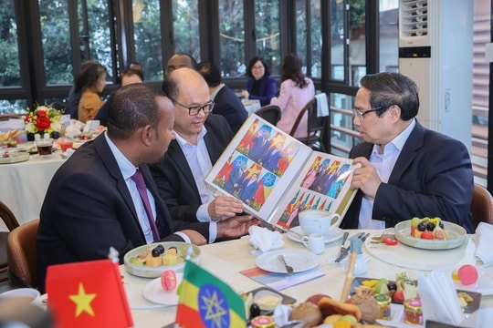 Thủ tướng Phạm Minh Chính cùng Thủ tướng Ethiopia tham quan chùa Trấn Quốc