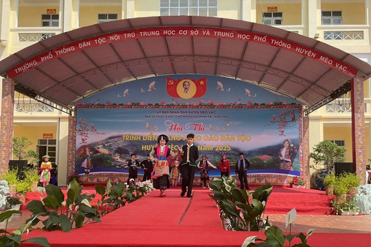 Khai mạc Hội thi trình diễn trang phục các dân tộc huyện Mèo Vạc năm 2025