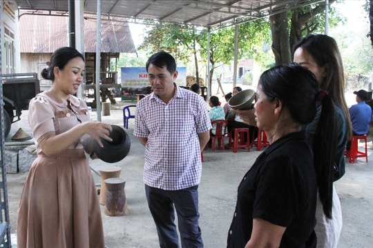Truyền dạy kỹ thuật trang trí hoa văn truyền thống trên gốm thủ công của người Mnông