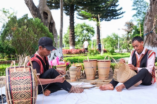 Gia Lai: Tổ chức cuộc thi nghề đan lát, dệt thổ cẩm và ẩm thực truyền thống
