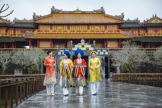 Kỳ nghỉ lễ 30/4-1/5: Tour du lịch văn hóa, lịch sử thu hút đông đảo khách tham quan
