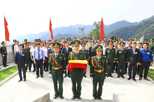 Điện Biên: Linh thiêng Lễ Thượng cờ và gắn biển công trình Cột cờ A Pa Chải