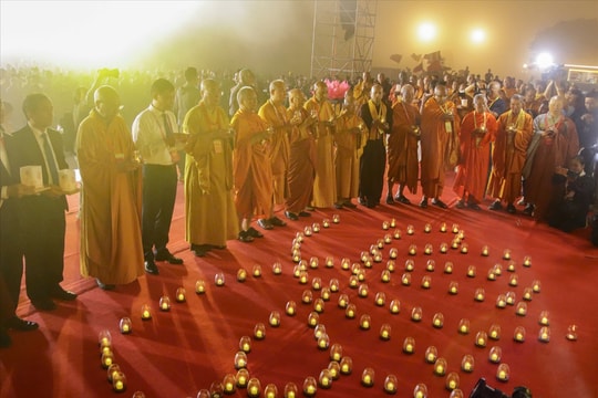 Vesak 2025: Hàng nghìn ngọn nến cầu nguyện hòa bình thắp sáng màn đêm tại núi Bà Đen