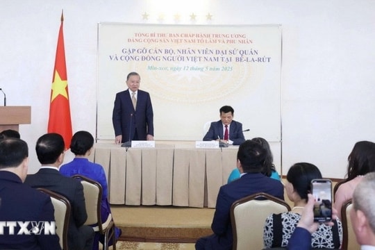 Tổng Bí thư Tô Lâm gặp gỡ cán bộ Đại sứ quán và đại diện cộng đồng người Việt Nam tại Belarus