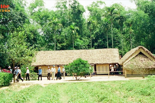 Về thăm quê Bác làng Sen