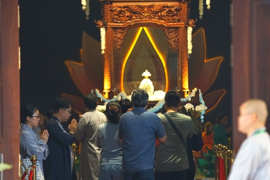 Đại sứ Ấn Độ cảm động khi chứng kiến người dân Việt Nam tới chiêm bái Xá lợi Đức Phật