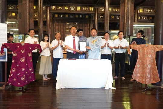 Huế tiếp nhận hai áo dài của Hoàng Thái hậu Từ Cung