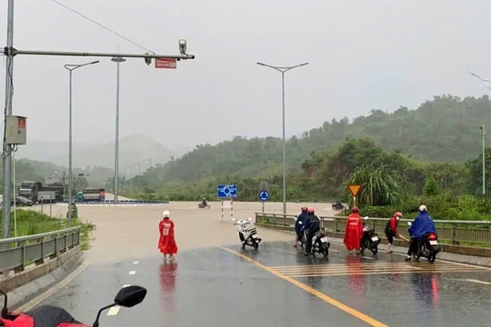 Mưa lớn kéo dài khiến nhiều tỉnh miền núi phía Bắc bị ngập sâu, giao thông tê liệt, nguy cơ cao xảy ra sạt lở