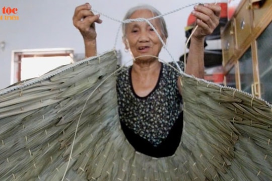 Người phụ nữ hơn 50 năm giữ nghề chằm áo tơi