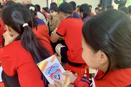 Văn Lãng (Lạng Sơn): Phát miễn phí hàng chục nghìn tờ rơi và tài liệu tuyên truyền phòng chống tảo hôn