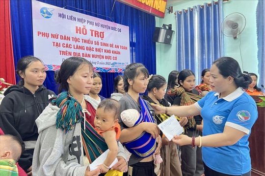 Hội LHPN Đức Cơ (Gia Lai) trao kinh phí hỗ trợ cho 59 phụ nữ DTTS sinh đẻ an toàn