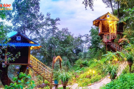 Độc đáo bản người Mông Sin Suối Hồ