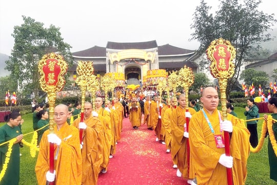 Cung tiễn Xá lợi Đức Phật từ Yên Tử về chùa Chuông