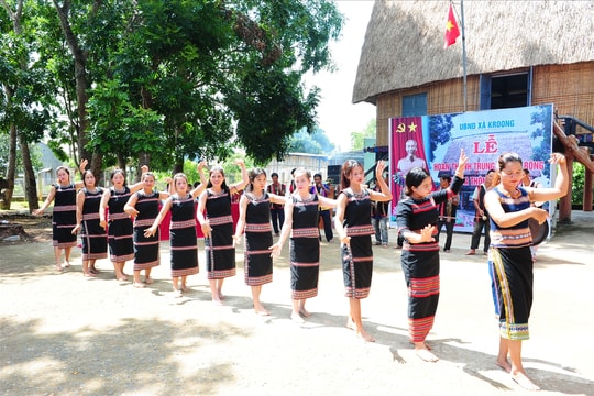 Người Ba Na thôn Kroong Ktu hoàn thành trùng tu nhà rông văn hoá