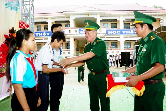 BĐBP tỉnh Sóc Trăng trao học bổng Dự án “Cán bộ, chiến sĩ Quân đội nâng bước em tới trường”