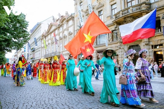 Rực rỡ sắc màu Việt trong Ngày Văn hóa các dân tộc thiểu số tại Praha