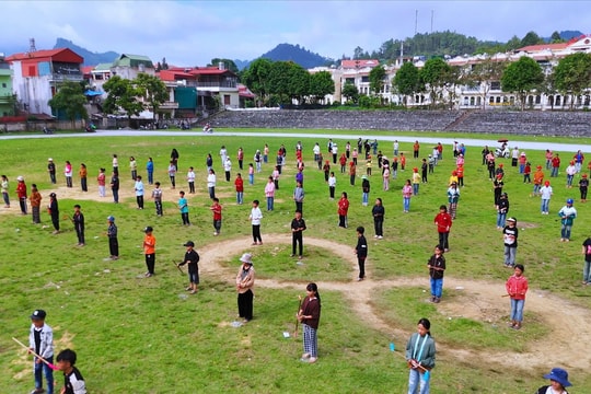 600 học sinh tham gia màn múa gậy sinh tiền tạo nên kỷ lục mới ở Cao nguyên trắng Bắc Hà