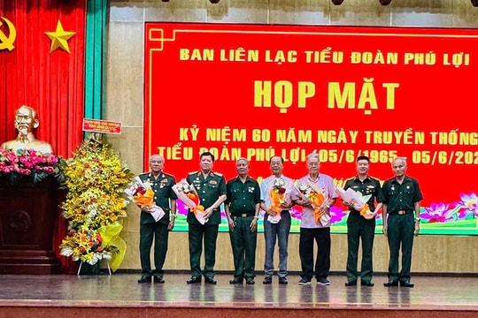 Họp mặt kỷ niệm 60​ năm Ngày Truyền thống và trao Huy hiệu Tiểu đoàn Phú Lợi Anh hùng