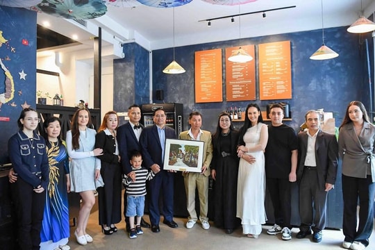 Thủ tướng Phạm Minh Chính và Phu nhân thăm gia đình người Việt Nam ở Tallinn