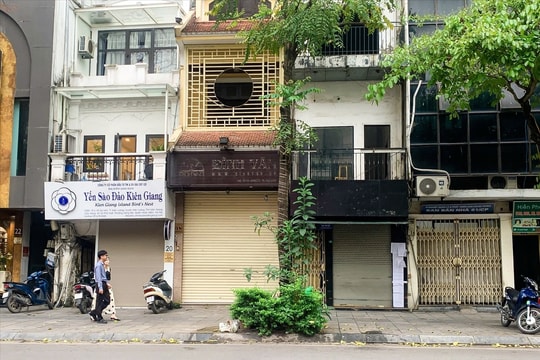 Đường phố vắng vẻ, các gian hàng “cửa đóng, then cài” trong chiến dịch chống hàng lậu