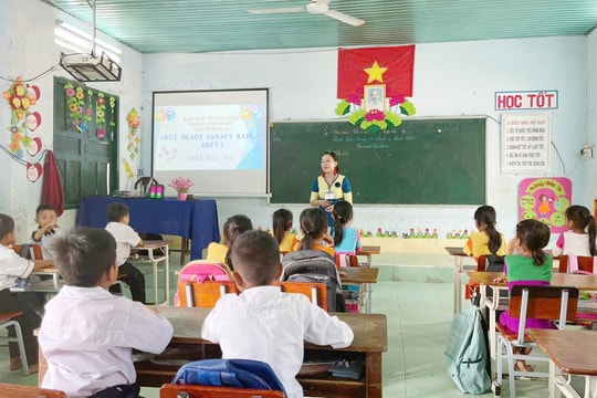 Ninh Thuận:  Chăm lo dạy học tiếng Raglay trong các trường phổ thông