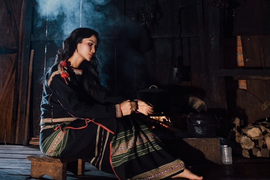 Vì sao hoa hậu H’Hen Niê thành công nhưng không bỏ nhà dài?