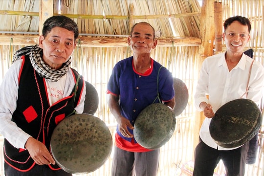 Người Nghệ nhân Ưu tú ở Phước Thắng tận tâm truyền dạy mã la