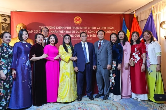 Thủ tướng gặp gỡ kiều bào tại Thụy Điển: "Tự lo được cho mình cũng là yêu nước"
