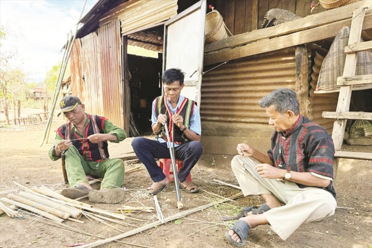 Già làng “giữ lửa” nghề xưa